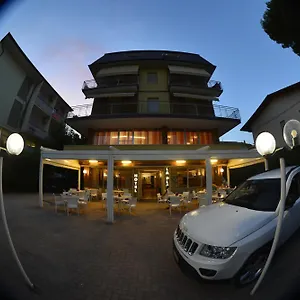 La Playa Hotel